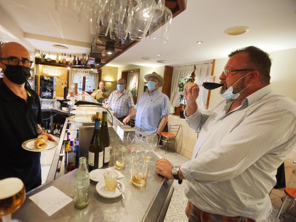 Clientes este viernes en la barra de un bar en el centro de Huesca, servicio que los bares han recuperado con la fase 1.
