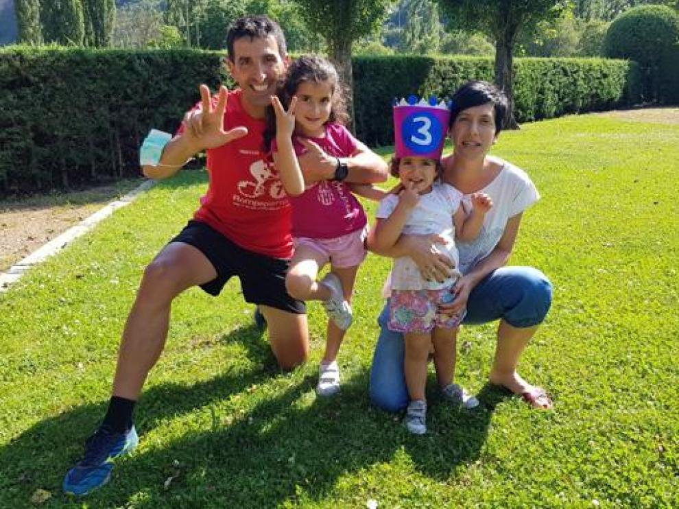 Eloy Suils y Lorena Lanau con sus hijas Andrea y Paula.
