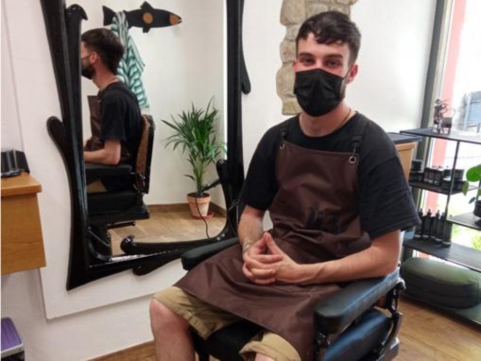 Gonzalo Sanz, sentado en el clásico sillón de barbero de su abuelo y ante el espejo en el que se miraron sus clientes.