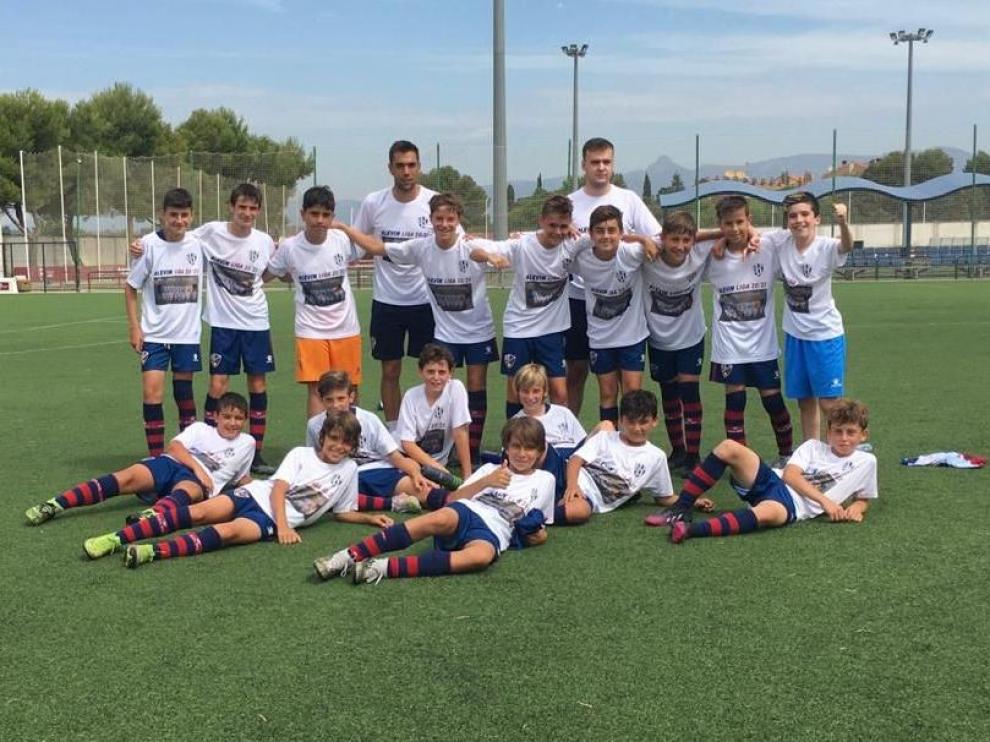 El equipo alevín F-11 del Huesca, ayer, celebrando el ascenso a la primera categoría.