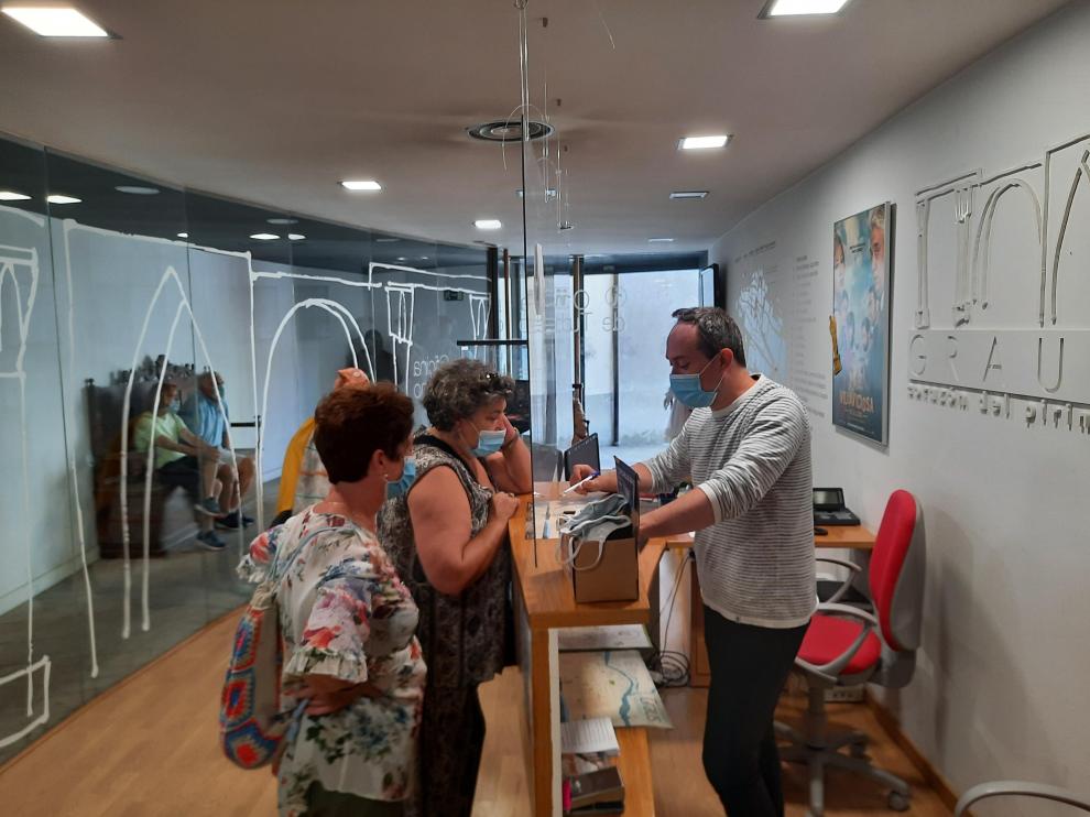 Turistas en la Oficina de Turismo de Graus.