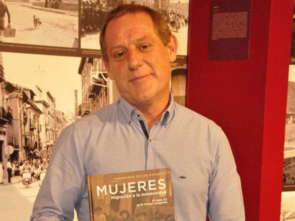 Sergio Sánchez posa con el libro premiado.