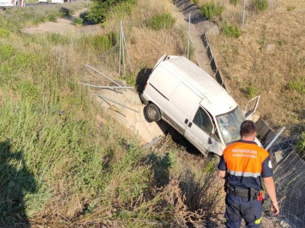 El vehículo se ha salido de la calzada por causas que se desconocen.