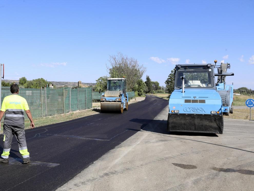 Operarios del Ayuntamiento inician las obras en el camino de las Cruces.