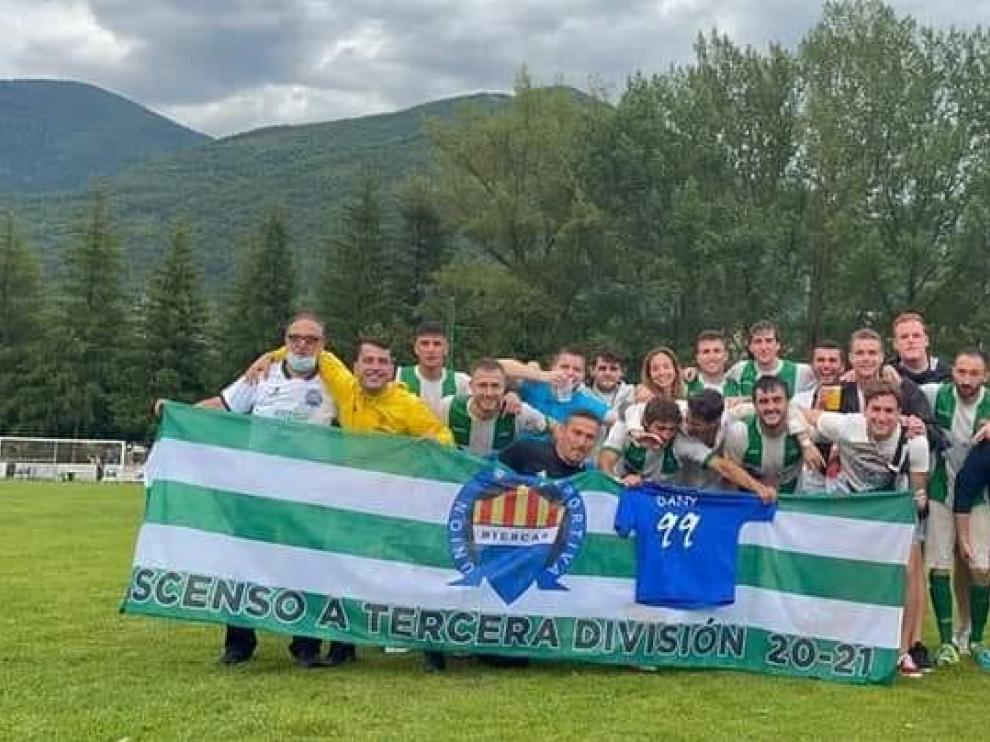 El Biescas, en plena celebración del ascenso.
