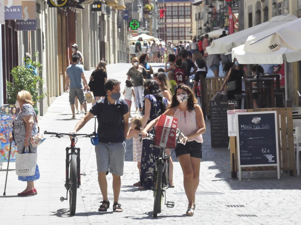 Turistas y vecinos, de paseo por Jaca
