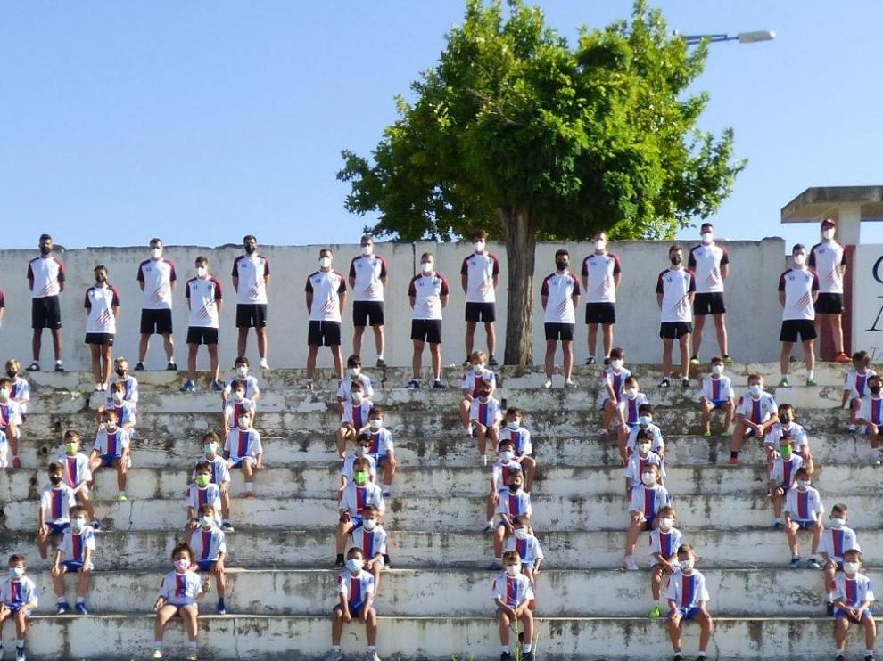 Imagen de los participantes en el campus.
