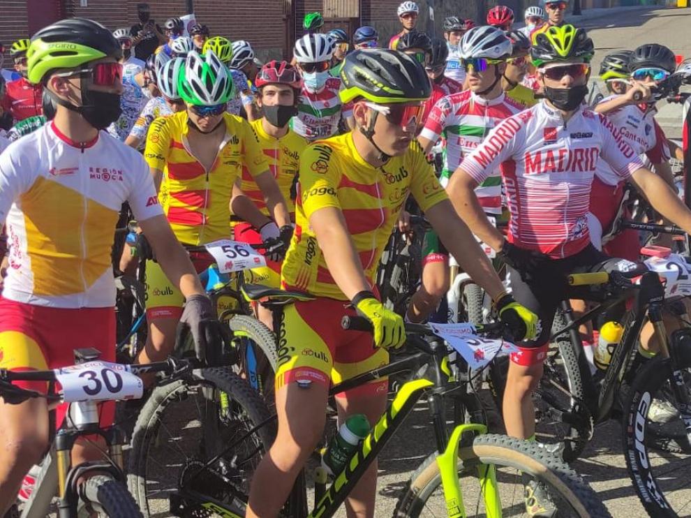 El ciclista del CC Oscense Rafa López, en la salida de la carrera cadete de BTT.