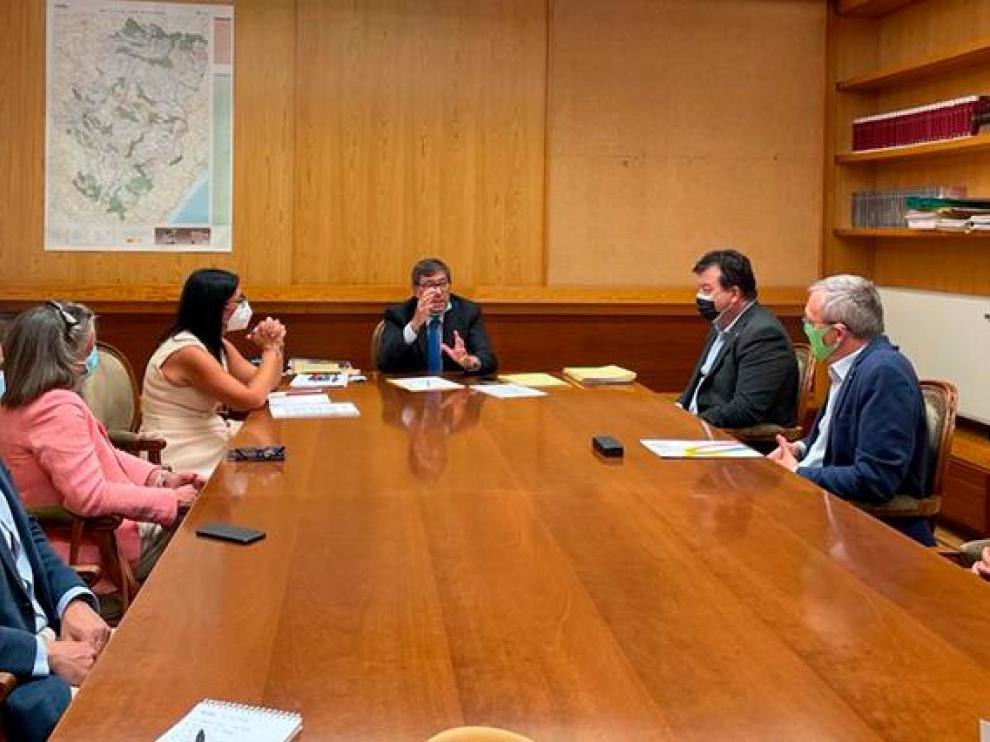Reunión de la FAMCP con el vicepresidente del Gobierno de Aragón, Arturo Aliaga.