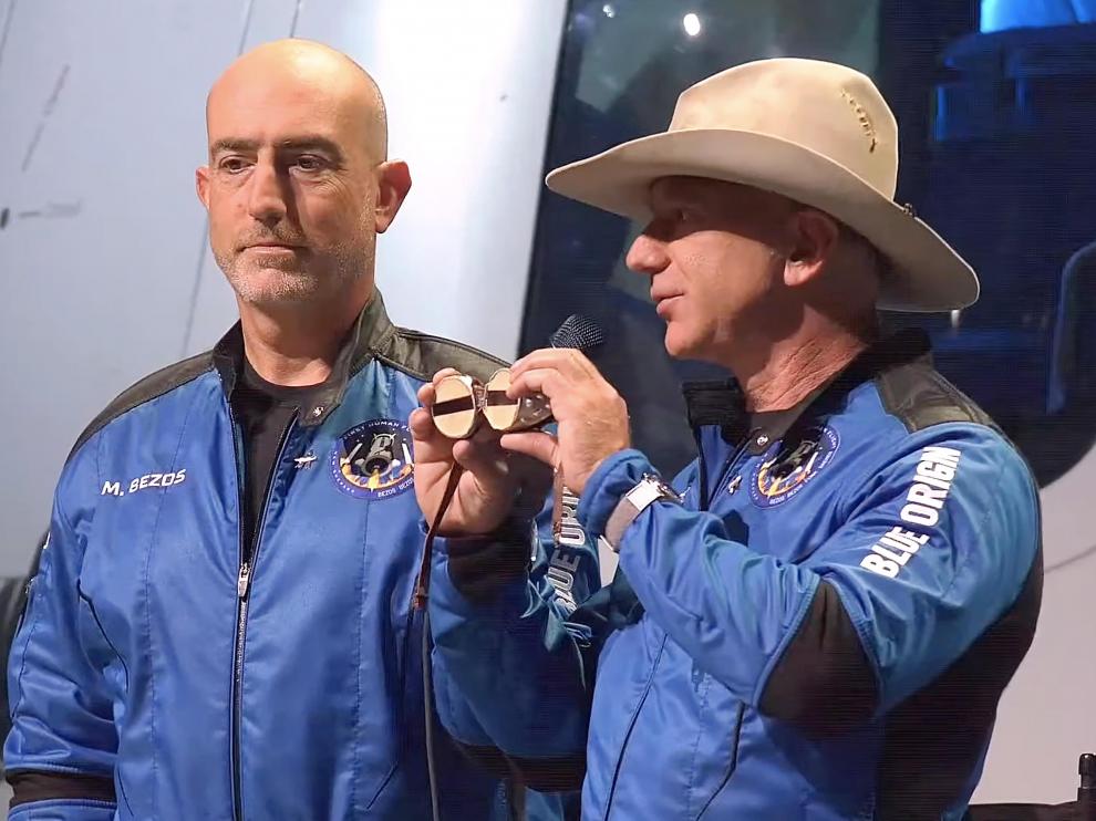 Launch Site One (United States), 20/07/2021.- A frame grab from a Blue Origin handout video showing Jeff Bezos (R) and Mark Bezos during a press conference after Blue Origin New Shepard made a trip to space following lift off from Launch Site One, Texas, USA, 20 July 2021. (Estados Unidos) EFE/EPA/BLUE ORIGIN / HANDOUT HANDOUT EDITORIAL USE ONLY/NO SALES Jeff Bezos and New Shepard launch