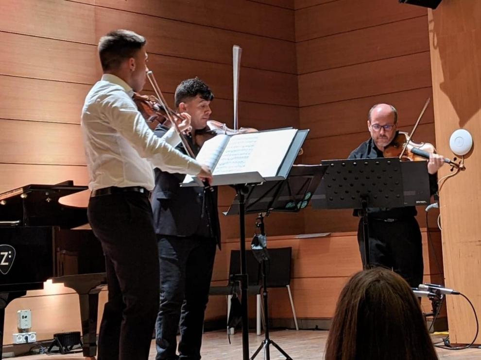 Aitzol Iturriagagoitia, a la derecha de la foto, con Sebastián y Humberto Armas.