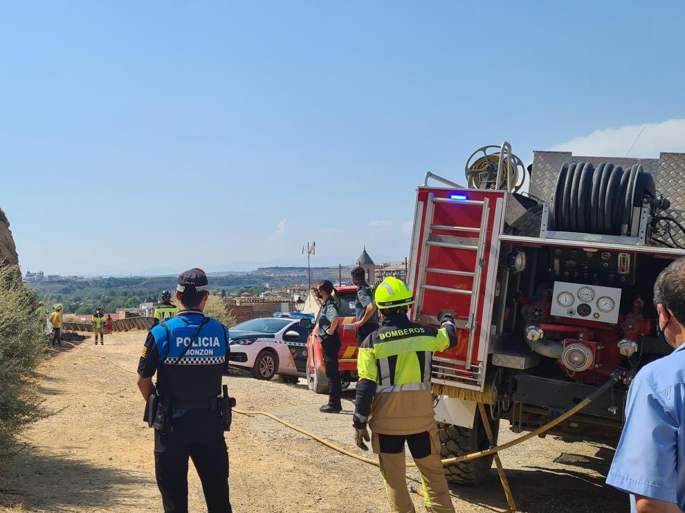 Los bomberos atendiendo un incendio.