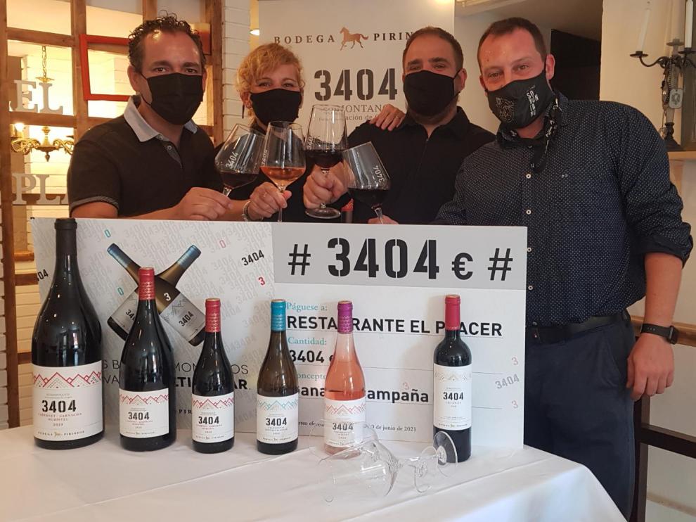 A los extremos Josan Salinas y Javier Fillat encargados de Bodega Pirineos. Marina Sardiña y Goyo Cabrero del retaurante El Placer