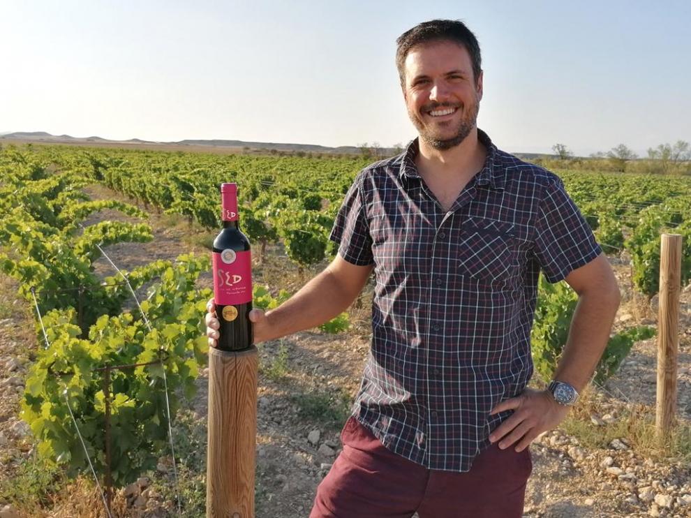 Mir, propietario de la bodega, con la botella ganadora