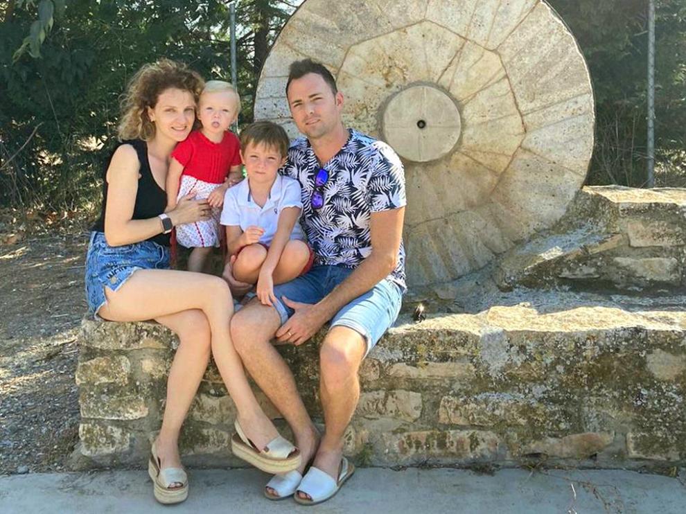 Lorena Carrasquer y Fernando Chárlez con sus hijos Vega y Hugo