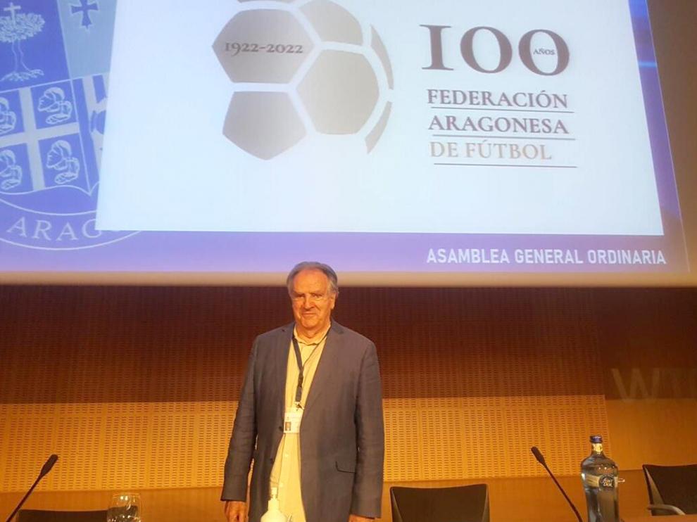 Óscar Fle, en la reciente asamblea, con un logotipo del centenario de la Federación Aragonesa.