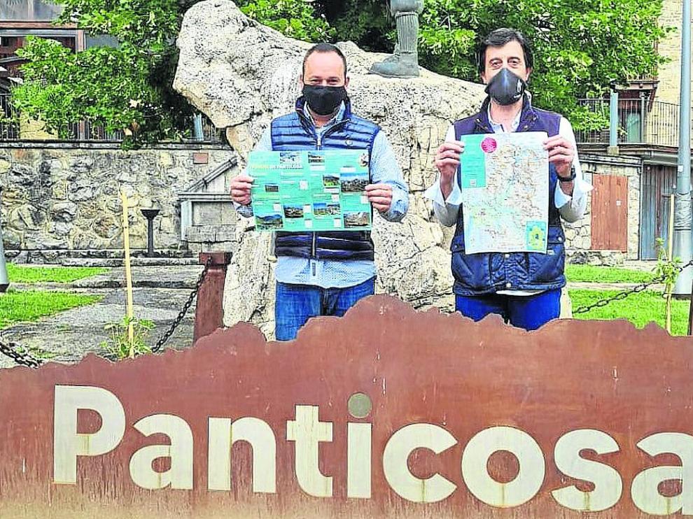 El concejal José Pueyo y el representante de la Asociación Turística Valle de Tena, Abelardo Belío.