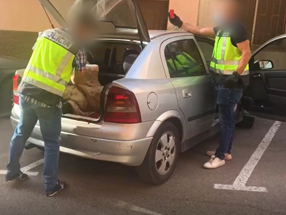 Agentes de la Policía Nacional durante el registro posterior a la detención