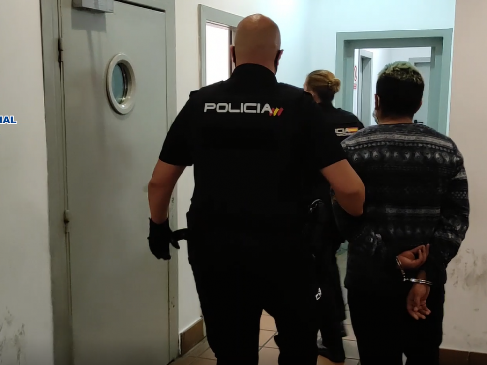 Uno de los detenidos entrando en el Juzgado