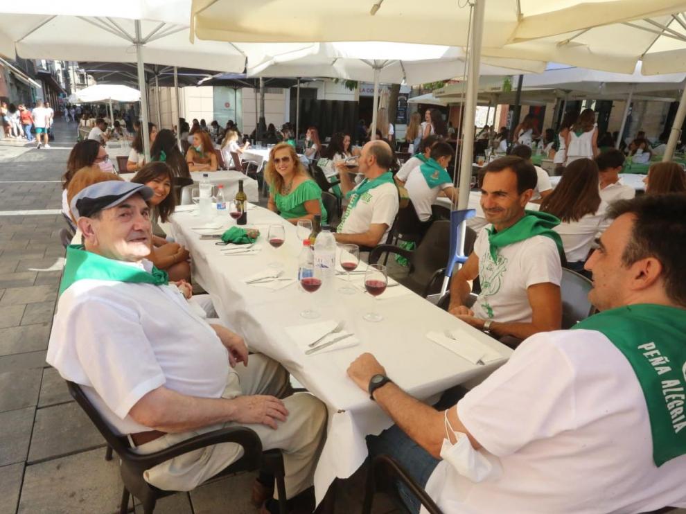 Uno de los grupos que se han dado cita para almorzar en la plaza Alfonso el Batallador