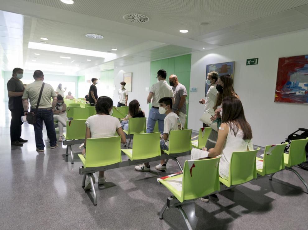 Adolescentes en el Centro de Salud de Los Olivos, en Huesca ciudad, donde se les ha puesto la vacuna contra la covid.
