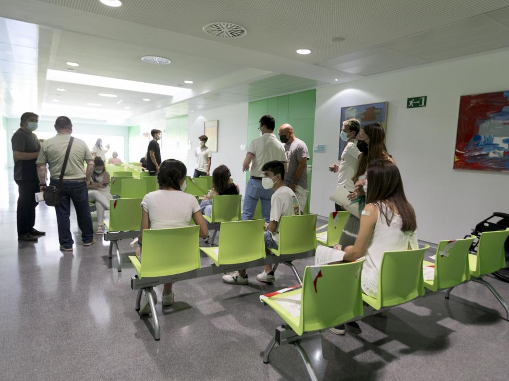 Adolescentes en el Centro de Salud de Los Olivos, en Huesca ciudad, donde se les ha puesto la vacuna contra la covid.