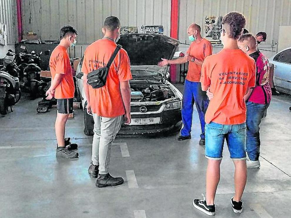 Imagen de algunos alumnos en el taller de mecánica.