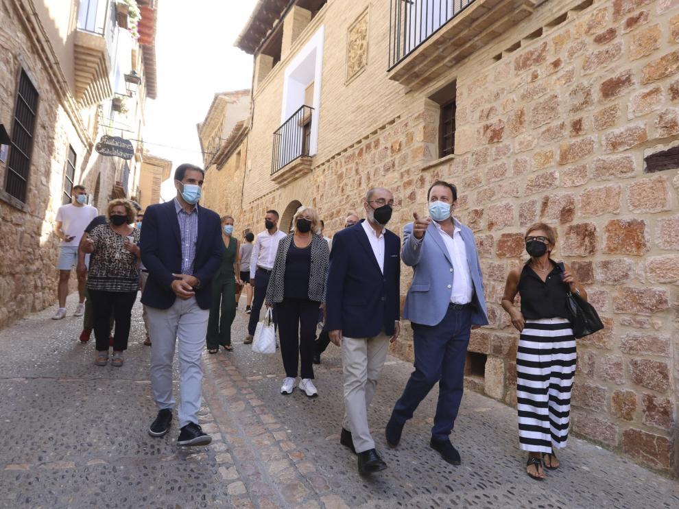 El presidente Javier Lambán, el alcalde Mariano Altemir y la diputada Maribel de Pablo, en Alquézar.
