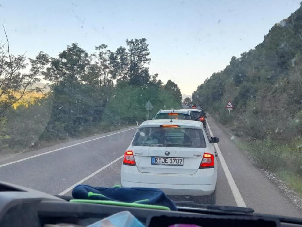 Cola de vehículos en la tarde de este miércoles en el acceso a Aínsa por la A-138 desde Bielsa.