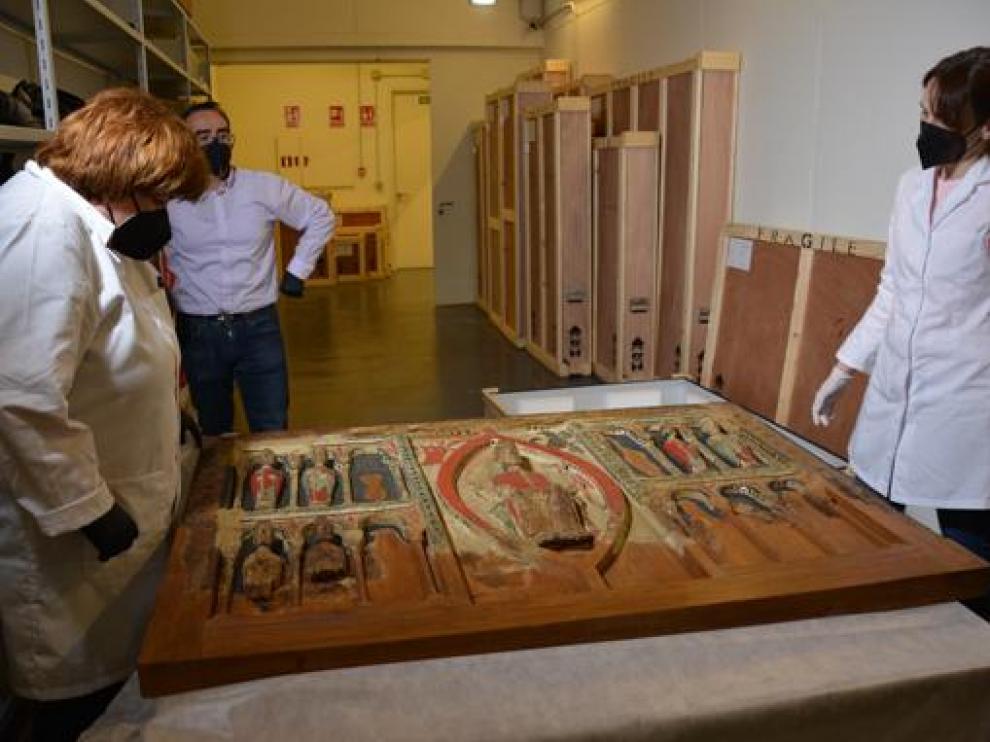 Desembalaje del Frontal de Buira en dependencias del Museo Diocesano de Barbastro-Monzón.