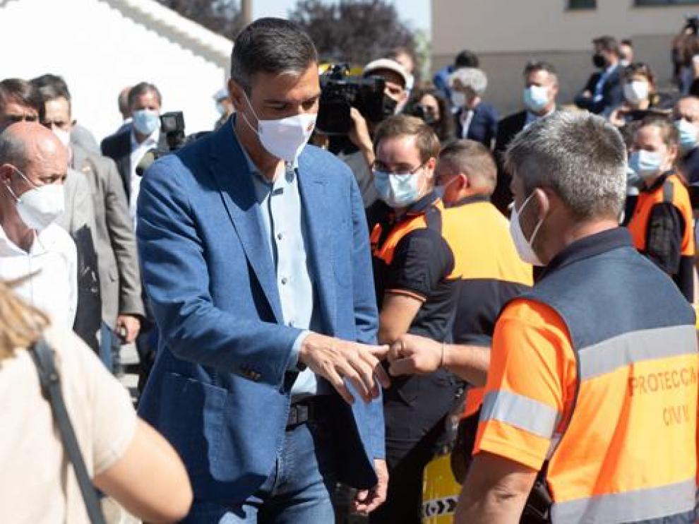 Sánchez ha visitado la zona arrasada por los incendios en Ávila y ha agradecido su labor a las brigadas