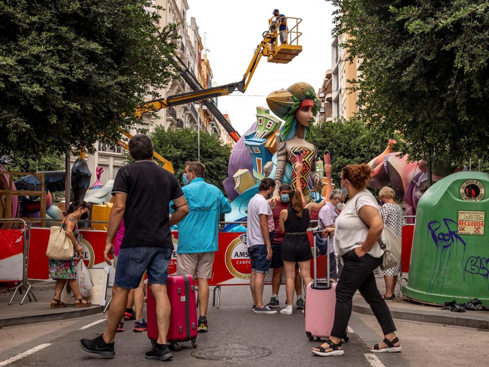 Turistas en Valencia observando las Fallas recién plantadas.