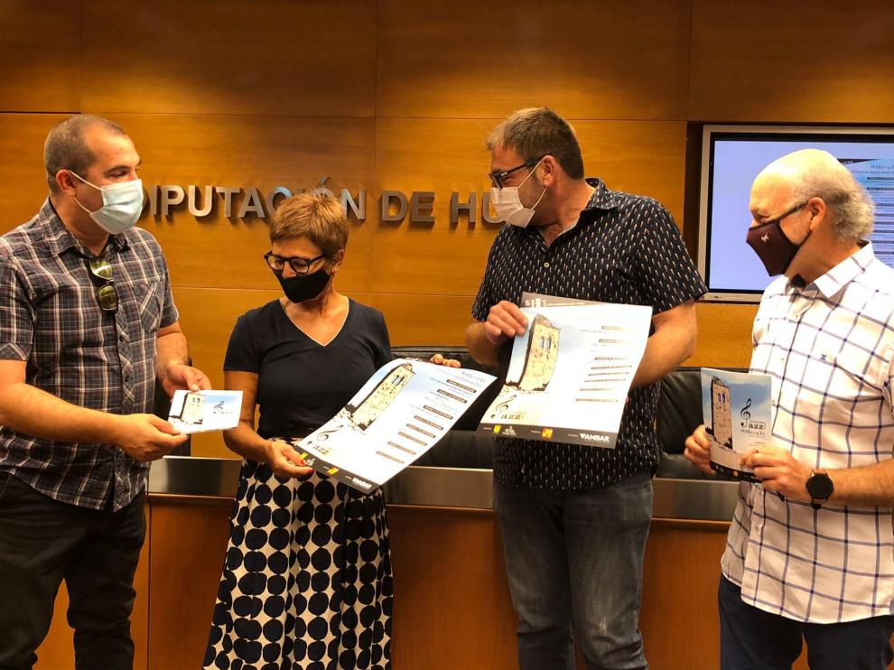 El músico Carlos Barraguer, la diputada provincial Maribel de Palo, el director de Morillo de Tou Pedro Arbó y el concejal de Aínsa-Sobrarbe, Agustín Muñoz.