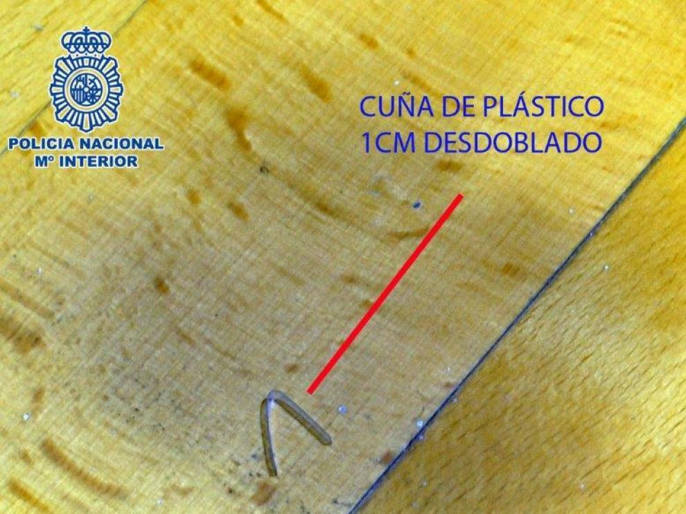 Cuña de plástico usada por ladrones para marcar las viviendas vacías