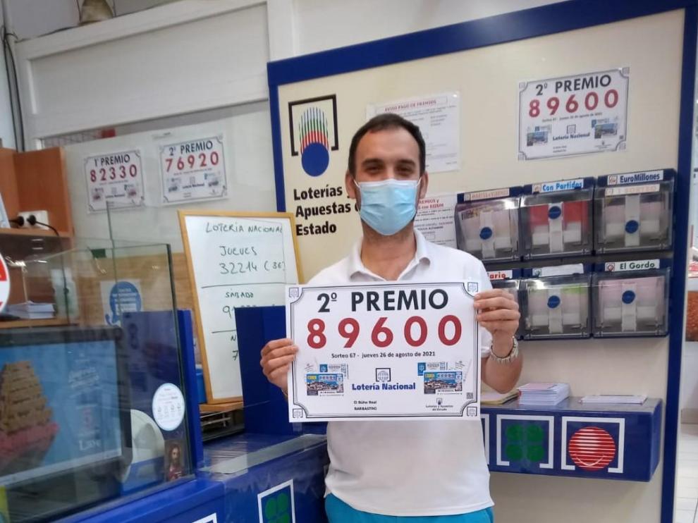 Ángel Nasarre con el número premiado con el segundo premio
