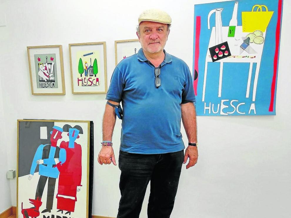 Antonio Santos ante algunas de sus obras expuestas en La Anónima.