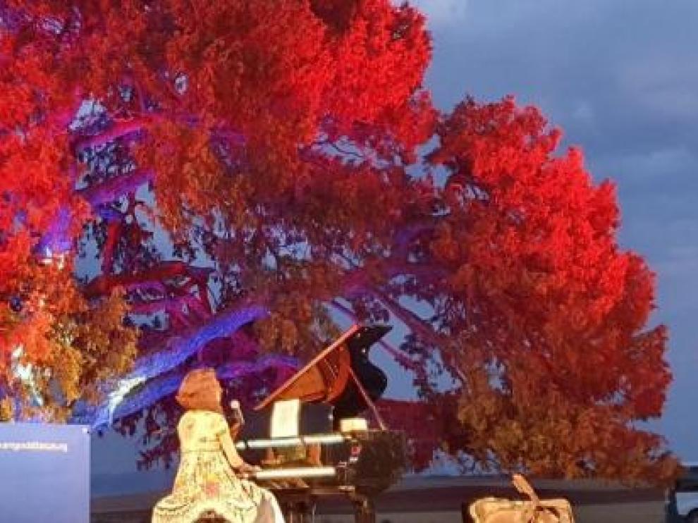 La cantante aragonesa Carmen París, actuó bajo el árbol milenario durante la inauguración de la candidatura