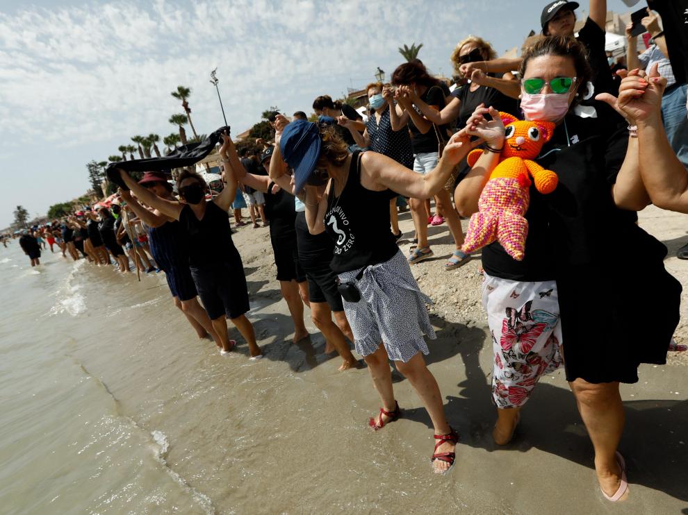 Miles de personas trataron de completar los 73 kilómetros de costa del Mar Menor.