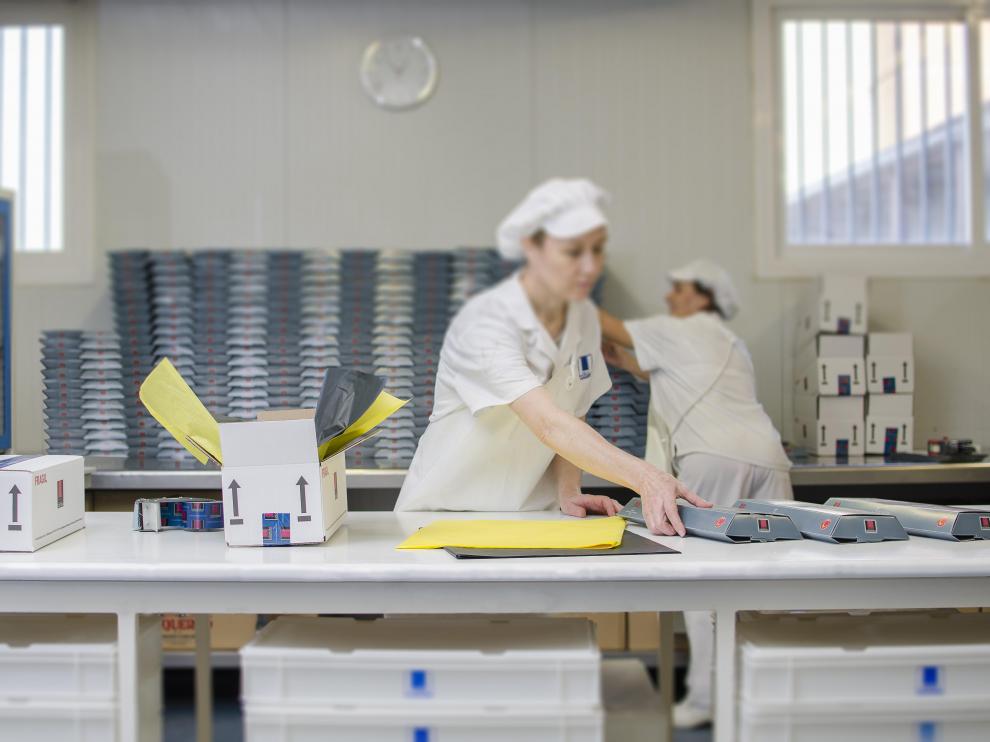 Empleadas de Tolosona preparando envíos de la Trenza de Almudévar