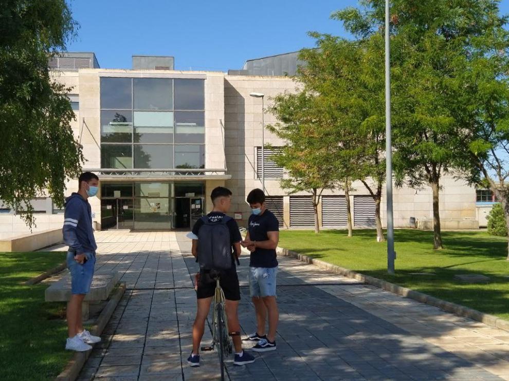Alumnos frente a la Escuela Politécnica Superior de Huesca.