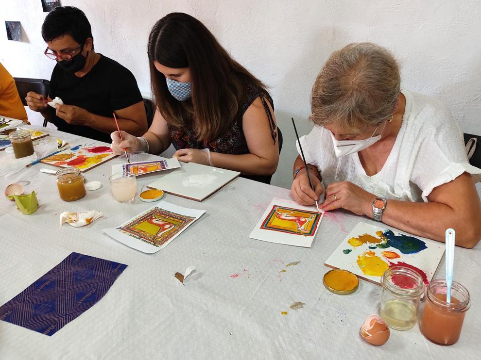 El domingo hubo un taller de laboratorio de materiales, en el que se introdujo la técnica pictórica del temple al huevo