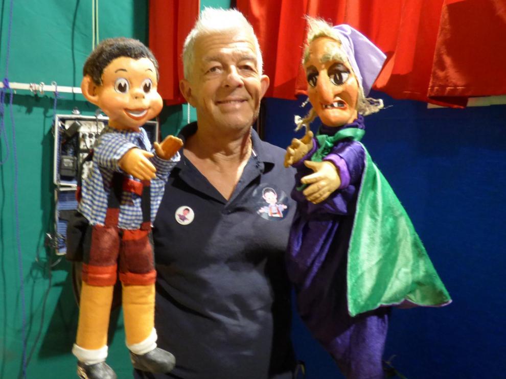 Juan Díaz junto a Gorgorito y la bruja Ciriaca, antes de su actuación ayer en Barbastro