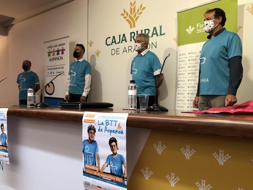Juan Carlos Acín, gerente de Aspanoa, Carlos Arnal, director de Caja Rural en Almudévar, Antonio Justes, director de la prueba, y el alcalde del municipio Antonio Lalbarta.
