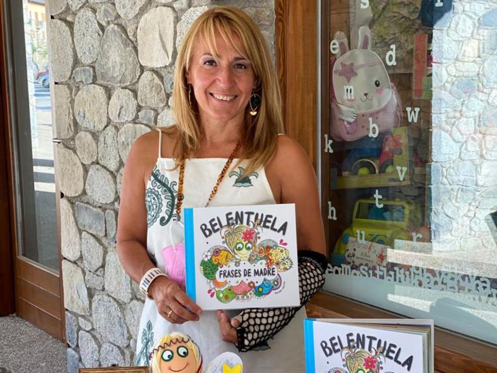 Belén Castel posa con sus libros.
