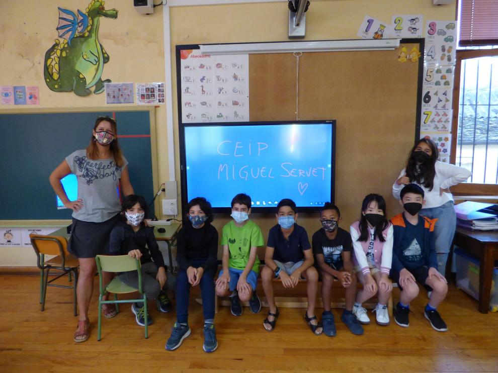 Los ocho alumnos que han permitido que la escuela de Senegüé permanezca abierta.