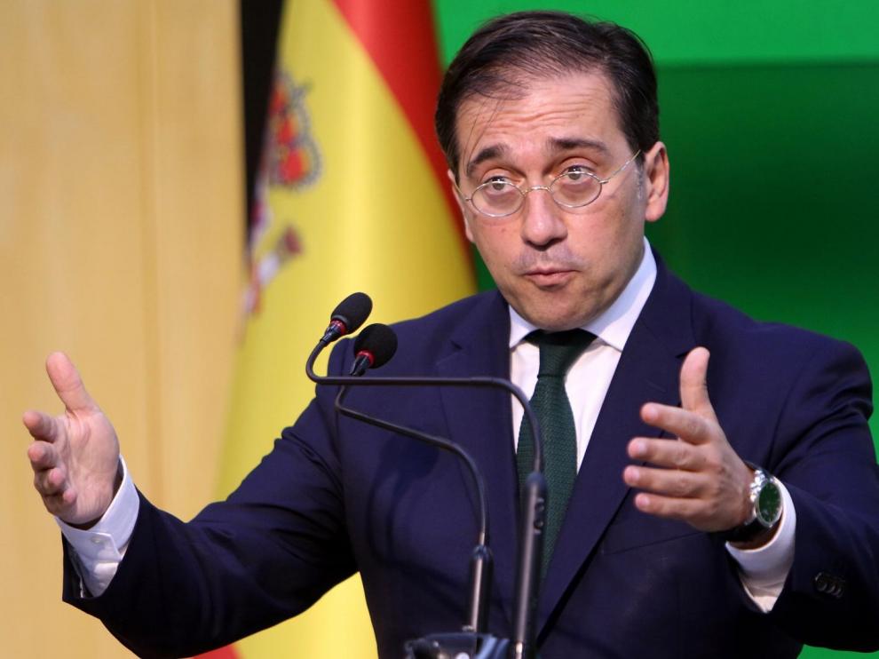José Manuel Albares durante sus declaraciones ante los medios.