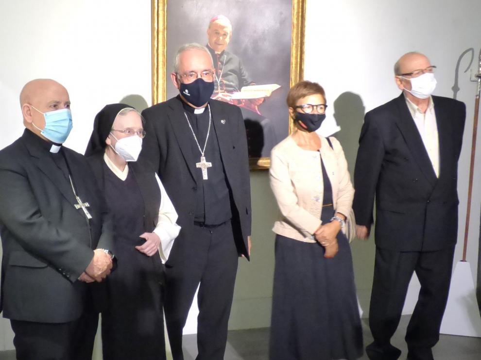 La artista, junto a algunas de las autoridades que participaron en la inauguración de la muestra.