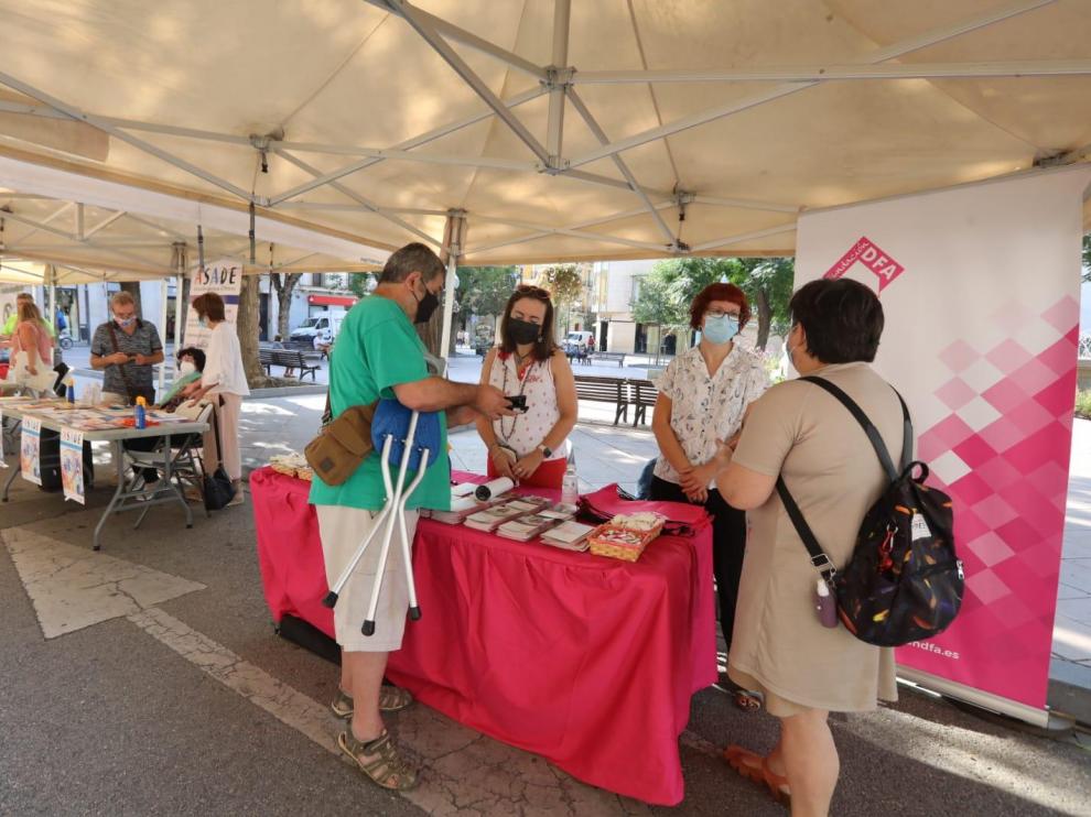Voluntarios informan en uno de los puestos de la I Feria de asociaciones de Salud.