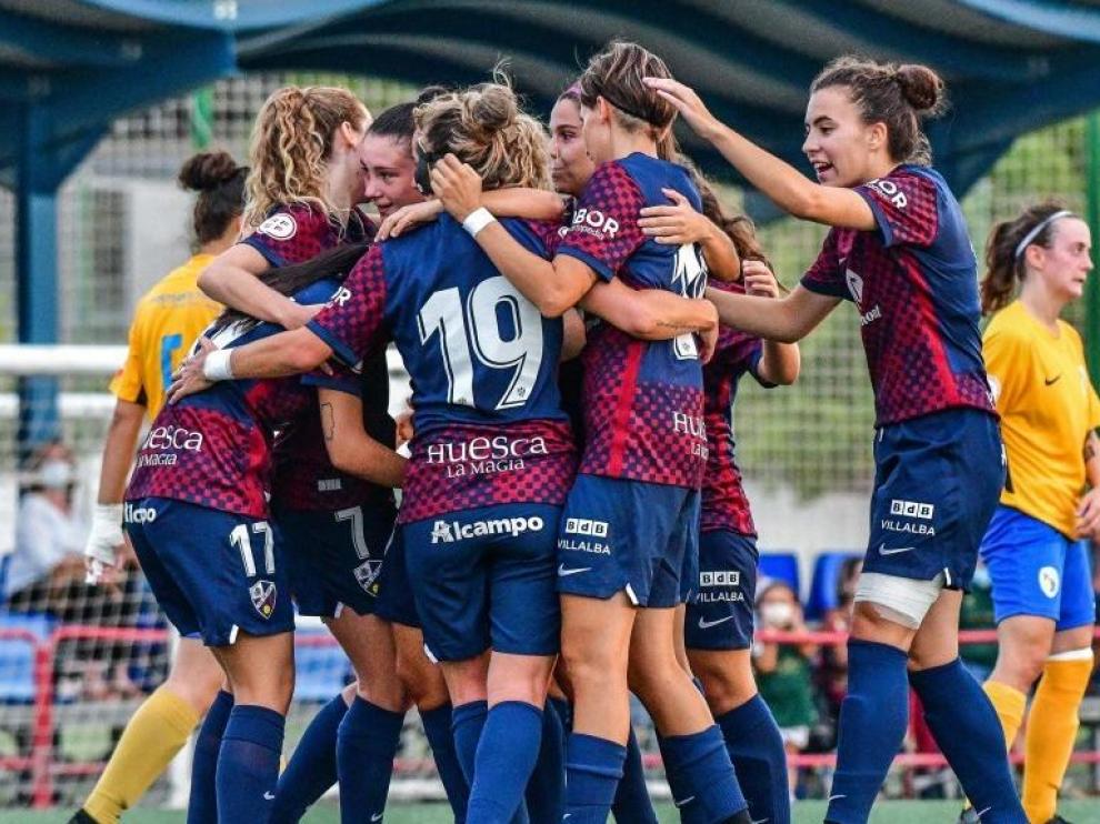 El Huesca femenino celebra uno de los goles de la primera victoria de la temporada.