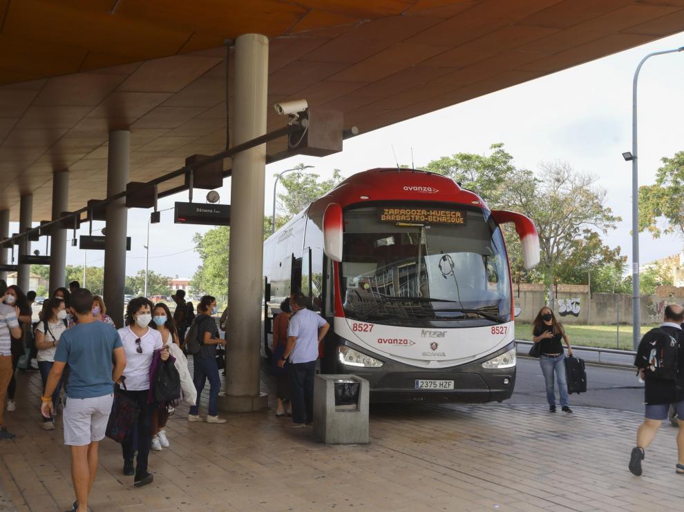 Intercambio de pasajeros en un autobús de la línea Zaragoza-Huesca, en la estación oscense.
